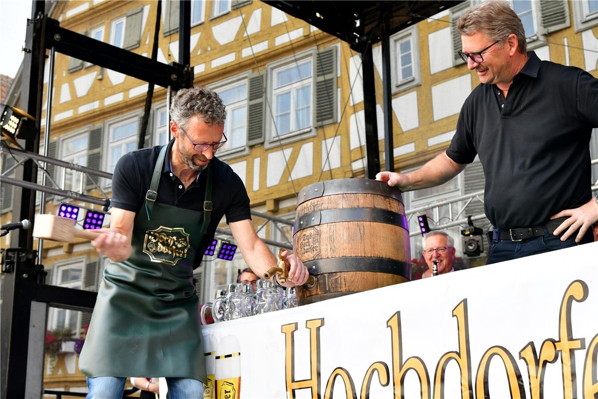 Herrenberg Marktplatz Eröffnung Stadtfest / Fassanstich mit OB Thomas Sprißler (...