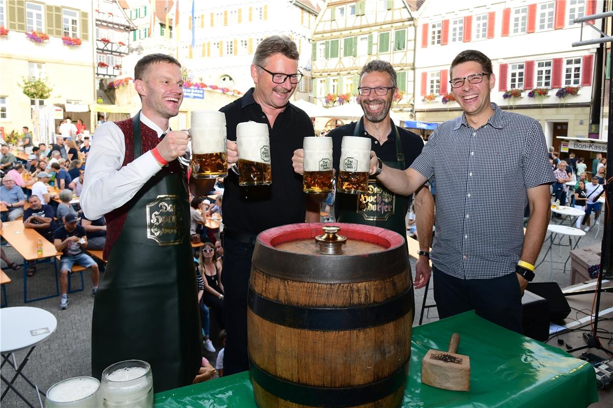 Herrenberg Marktplatz Eröffnung Stadtfest / Fassanstich mit (von links) Philipp ...