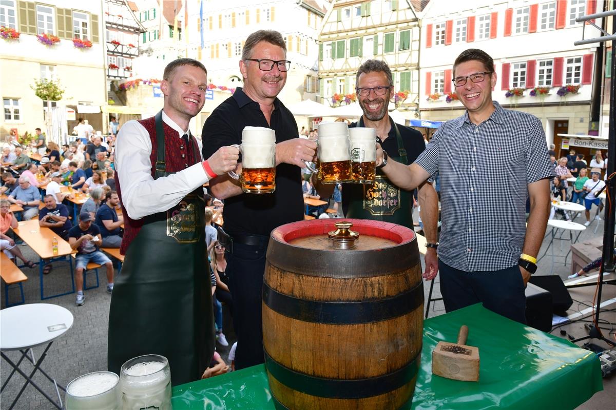 Herrenberg Marktplatz Eröffnung Stadtfest / Fassanstich mit (von links) Philipp ...