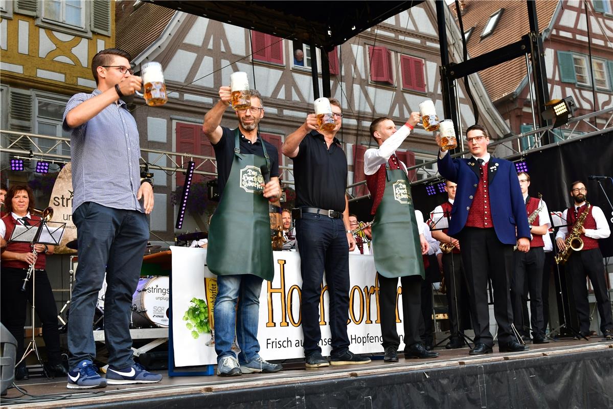 Herrenberg Marktplatz Eröffnung Stadtfest / Fassanstich mit (von links) Moderato...