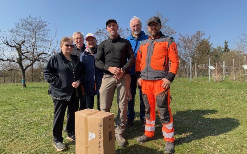 Herrenberg  – Mit großem ehrenamtlichem Einsatz hat der Obst- und Gartenbauverein Herrenberg (OGV) erstmals mehrere städtische Flurstücke übernommen und dort rund 80 Obstbäume gepflegt. Die Stadt würdigt dieses Engagement als wichtigen Beitrag zum Erhalt der Kulturlandschaft und zur Förderung der Artenvielfalt. Die fachgerechte Pflege von Streuobstbeständen gilt als zentral für den Naturschutz, da sie zahlreichen Tier- und Pflanzenarten Lebensraum bietet. Durch seinen Einsatz habe der Verein Verantwortung für öffentliche Flächen übernommen und unterstütze aktiv eine nachhaltige Entwicklung, betont die Stadtverwaltung. Als Zeichen der Anerkennung übergab das Amt für Technik und Grün dem OGV eine Auswahl an Blumenzwiebeln. Diese hatte sich der Verein ausdrücklich gewünscht. Darunter befinden sich unter anderem Dahlien, Gladiolen, Knollenbegonien, Ranunkeln und Prachtscharten. Die Pflanzen sollen künftig zusätzliche Farbakzente setzen und die Flächen weiter aufwerten.gb/GB-Foto: Stadt Herrenberg