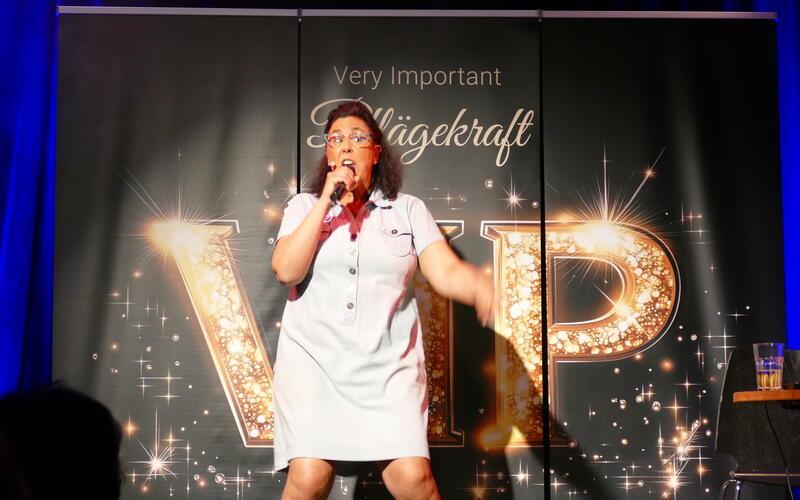 Herrenberg – Mit ihrem Best-of-Programm lädt Comedienne Sybille Bullatschek im Mauerwerk am Freitag, 11. September, um 20 Uhr zu einer „Pflägeparty“ ein. Auf humorvolle Weise will sie den Fokus auf das wichtige Thema „Pflege“ lenken und ein besseres Image für den Berufsstand schaffen. Bullatschek führt dabei nochmals die schönsten Nummern aus vier Programmen auf. gb/GB-Foto (Archiv)