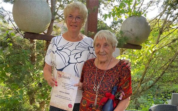 Herrenberg – Nicht nur die sommerlichen Temperaturen sorgten beim diesjährigen Sommerfest des Bridgeclubs für erhitzte Gemüter. Auch am Spieltisch war Konzentration gefragt, denn während des Turniers galt es, trotz der Hitze einen kühlen Kopf zu bewahren. In den angenehmen Räumlichkeiten des Hotels Aramis fanden die Teilnehmerinnen und Teilnehmer dafür beste Bedingungen vor. Nach spannenden Partien standen die Sieger des Turniers fest: Den ersten Platz belegten Margit Preusch und Waltraud Diehl. Auf Rang zwei folgten Uta Stöckermann und Denise Hartmann. Den dritten Platz sicherten sich Elfriede und Wilfried Brauner. Im Anschluss hielt der Nachmittag noch eine besondere Überraschung bereit. Vorsitzende Ingeborg Wirtky verlieh Ursula Hader in Würdigung ihres langjährigen engagierten Wirkens für den Bridgeclub die Ehrenmitgliedschaft. gb/GB-Foto