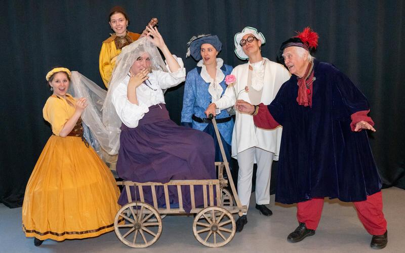 Herrenberg – „Pantalones Hochzeit“, eine Commedia dell‘arte, stand vor 50 Jahren am Beginn der Herrenberger Bühne. Diese hatte das Stück über die Liebe und die sich daraus entwickelnden Verwicklungen bereits im Sommer im Rahmen der „Sommerfarben“ aufgeführt. Am kommenden Wochenende ist es ein letztes Mal zu sehen: Am Freitag und Samstag um 20 Uhr los, am Sonntag um 18 Uhr im Gewölbekeller der VHS. gb/GB-Foto (Archiv): Vecsey