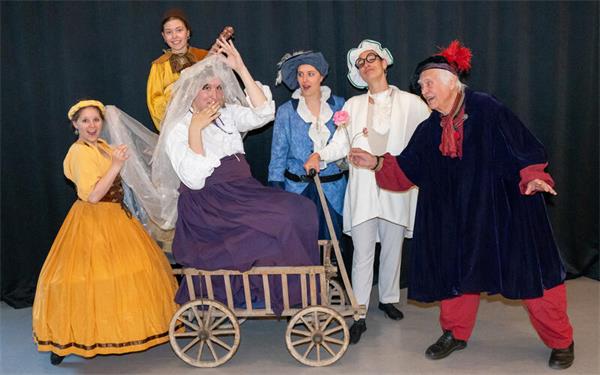 Herrenberg – „Pantalones Hochzeit“, eine Commedia dell‘arte, stand vor 50 Jahren am Beginn der Herrenberger Bühne. Diese hatte das Stück über die Liebe und die sich daraus entwickelnden Verwicklungen bereits im Sommer im Rahmen der „Sommerfarben“ aufgeführt. Am kommenden Wochenende ist es ein letztes Mal zu sehen: Am Freitag und Samstag um 20 Uhr los, am Sonntag um 18 Uhr im Gewölbekeller der VHS. gb/GB-Foto (Archiv): Vecsey