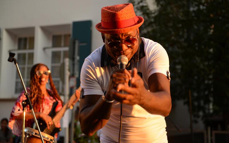 Herrenberg – Roberto Santamaria und seine Band kommen am Samstag, 5. September, um 19 Uhr ins Herrenberger „Eiscafé La Piazza“ und laden zur „Noche Latina“ ein. Die temperamentvollen Musiker bringen die Vielfalt der karibischen und lateinamerikanischen Musik auf die Bühne. Mitreißende Rhythmen, pure Lebensfreude und eine gehörige Portion Urlaubsfeeling sind garantiert. -gb-