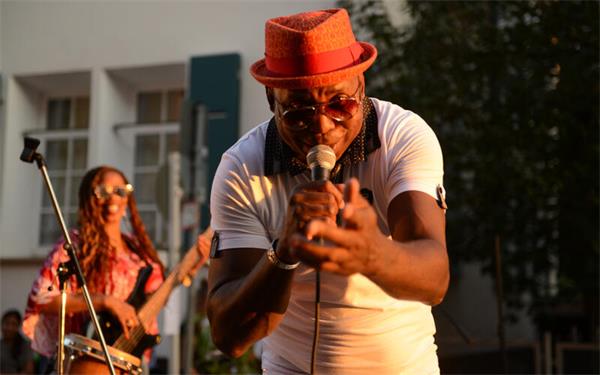 Herrenberg – Roberto Santamaria und seine Band kommen am Samstag, 5. September, um 19 Uhr ins Herrenberger „Eiscafé La Piazza“ und laden zur „Noche Latina“ ein. Die temperamentvollen Musiker bringen die Vielfalt der karibischen und lateinamerikanischen Musik auf die Bühne. Mitreißende Rhythmen, pure Lebensfreude und eine gehörige Portion Urlaubsfeeling sind garantiert. -gb-