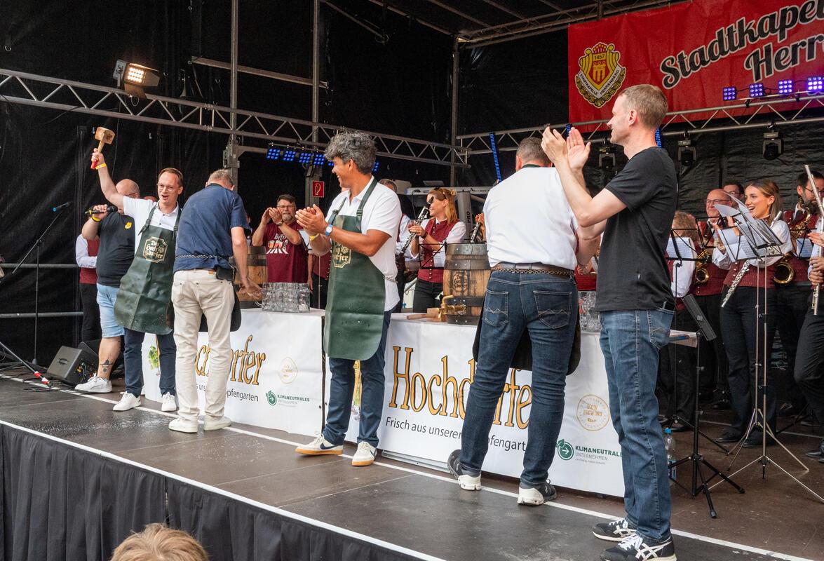 Herrenberg, Stadtfest, Eröffnung, Foto: Tatjana Vecsey Fassanstich,  GB-Foto: Ve...