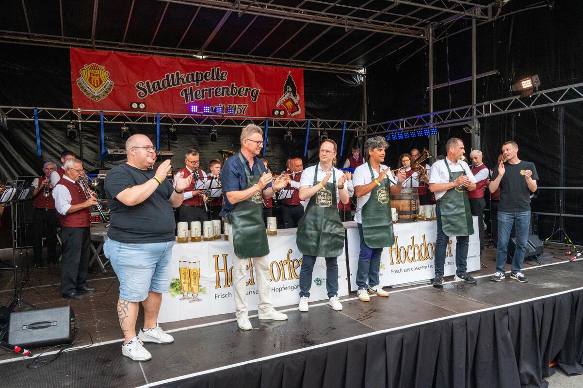 Herrenberg, Stadtfest, Eröffnung, Foto: Tatjana Vecsey Fassanstich,  v.l.Michael...