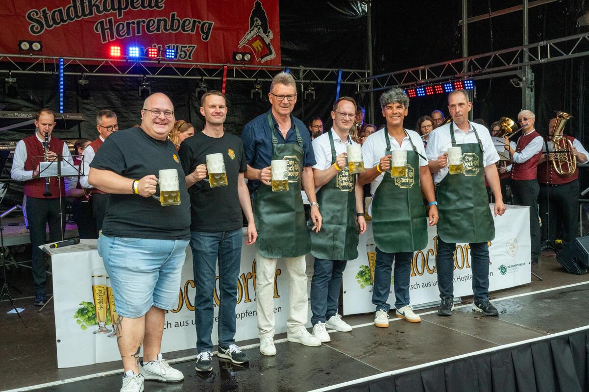 Herrenberg, Stadtfest, Eröffnung, Foto: Tatjana Vecsey Fassanstich,  v.l.Michael...
