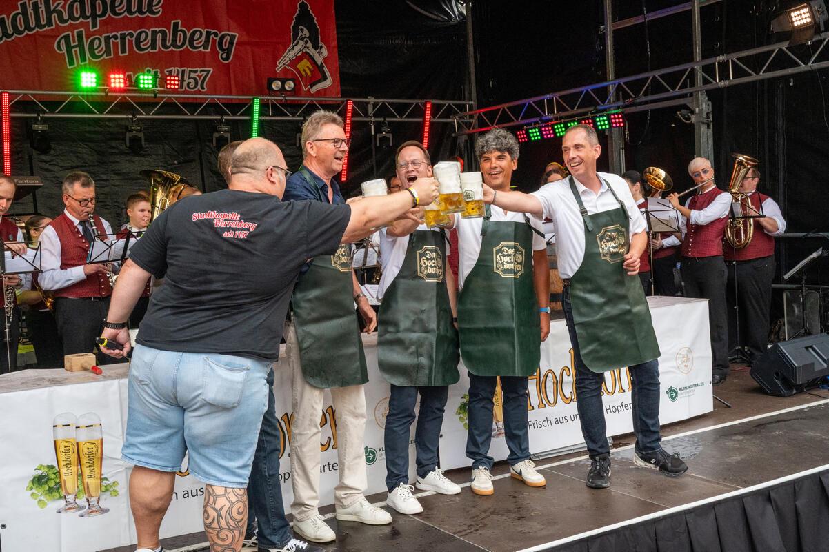 Herrenberg, Stadtfest, Eröffnung, Foto: Tatjana Vecsey Fassanstich,  v.l.Michael...