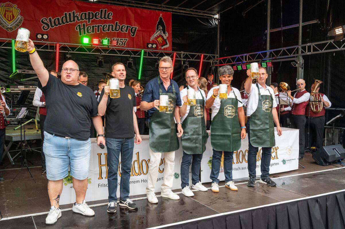 Herrenberg, Stadtfest, Eröffnung, Foto: Tatjana Vecsey Fassanstich,  v.l.Michael...