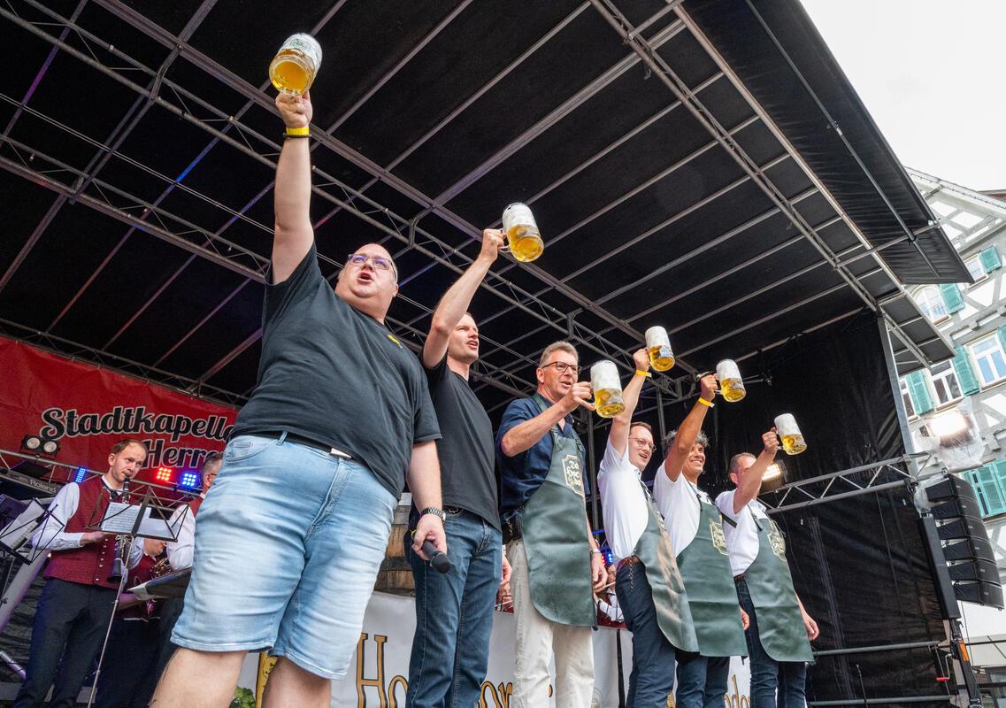 Herrenberg, Stadtfest, Eröffnung, Foto: Tatjana Vecsey Fassanstich,  v.l.Michael...