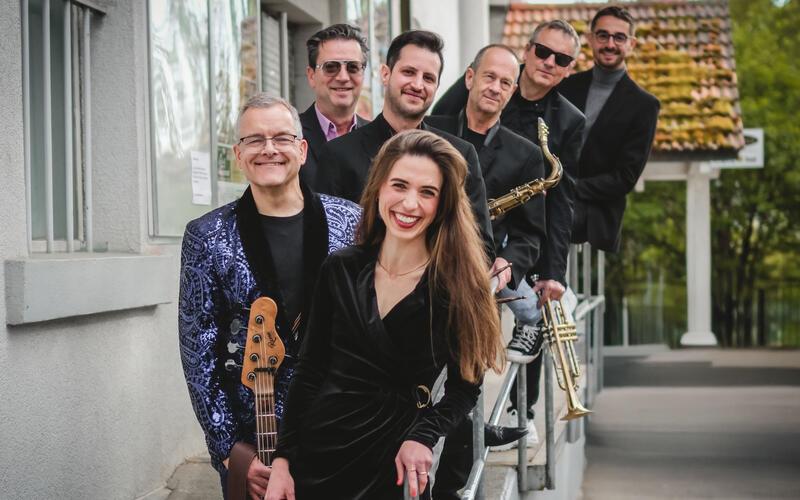 Herrenberg – „Taste of Soul“ treten am Freitag, 28. August, um 19 Uhr im Biergarten des Herrenberger Naturfreundehauses auf. Die Band covert die besten Soul- und Funk-Klassiker von Aretha Franklin, Bill Withers und Marvin Gaye bis hin zu modernen Hits von Prince, Joss Stone und Alicia Keys. Mit einem Mix aus groovigen Beats und besinnlichen Tunes schaffen wir die perfekte Atmosphäre zum Tanzen und Träumen. -gb-