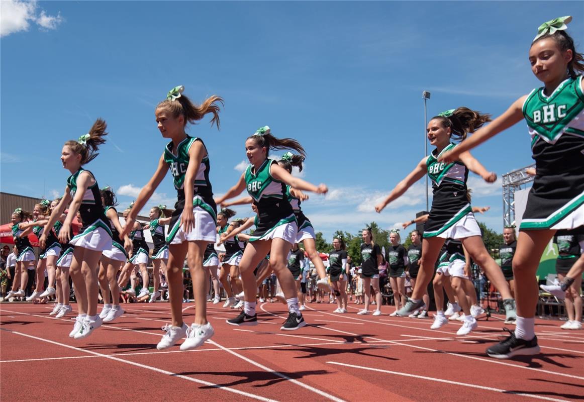 Herrenberg, VfL Center, Eröffnungstag, Show-Vorführungen,  Cheerleader,  GB-Foto...