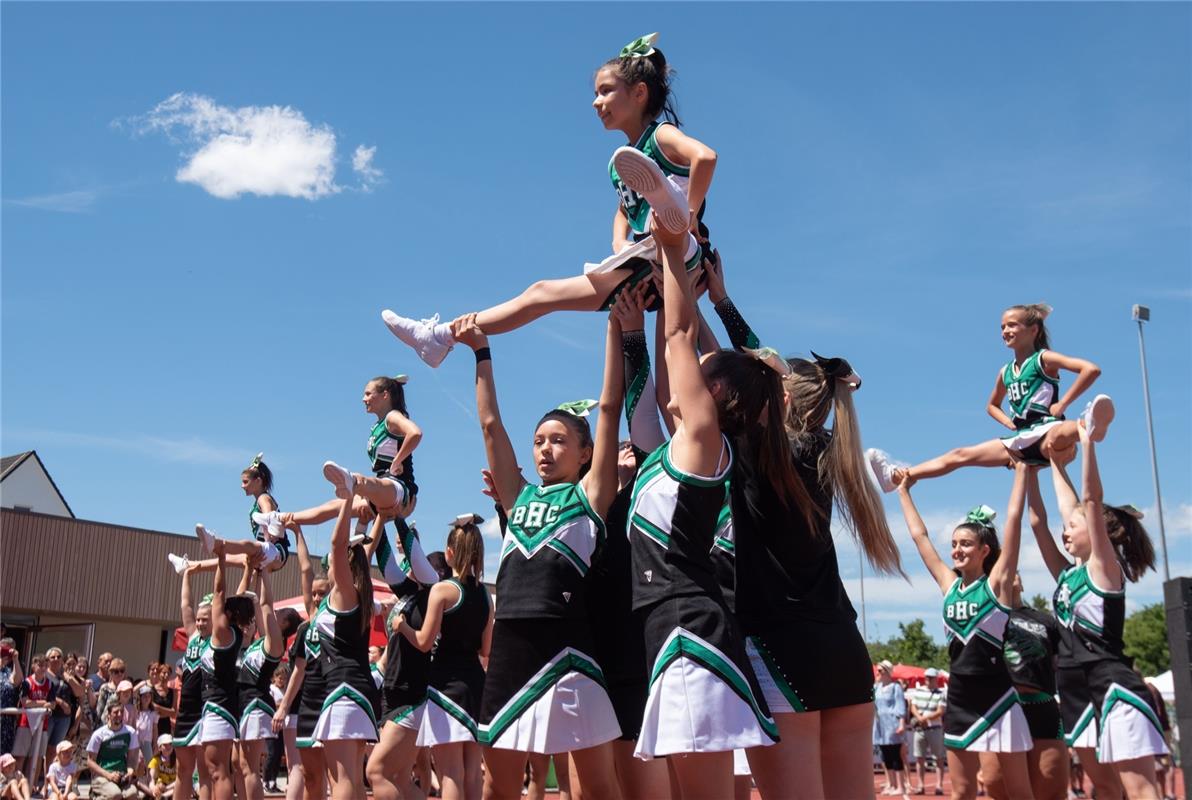 Herrenberg, VfL Center, Eröffnungstag, Show-Vorführungen,  Cheerleader,  GB-Foto...