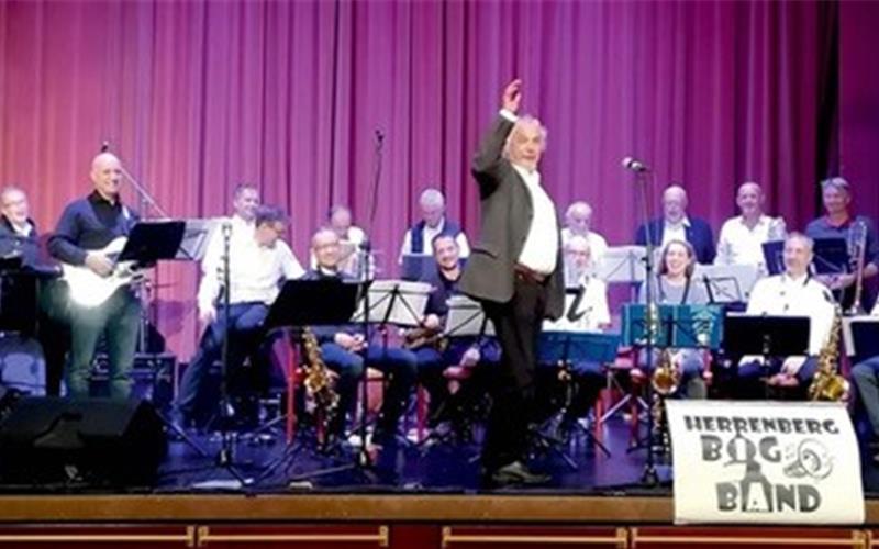 Herrenberg – Von Freitag, 28. November bis Sonntag, 30. November lädt Jazzin‘ Herrenberg zum Herbstfestival in die Alte Turnhalle in Herrenberg ein. Das Opening macht am Freitag ab 19 Uhr die Herrenberg Bigband. Unter der Leitung von Volker Mall und Markus Thoma wird ein Programm mit Swing, Latin und Rockjazz, mit Hits aus dem Repertoire und mit Neueinstudierungen, Kompositionen und Arrangements von Count Basie, Sammy Nestico, Benny Goodman, Henry Mancini, George Gershwin, Horace Silver und Charlie Parker zu hören sein. gb/GB-Fotos