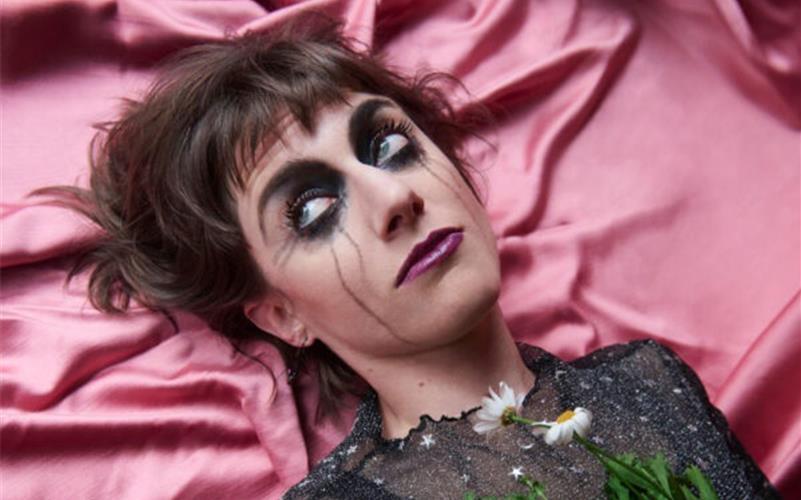 Herrenberg – Wären wir nicht alle gerne wieder 16 Jahre alt? Nein, nicht alle: Jane Mumford wär’s lieber nicht. Kaum verließ sie die Grundschule, bestand ihre Welt nur noch aus mühsamen Dingen wie: cool sein wollen, dazugehören müssen, mithalten zu versuchen, die große Liebe finden… und irgendwann muss ja auch noch was erreicht werden, bevor man stirbt. So viel zu tun. Vor lauter Überforderung verbrachte sie ihre Teenie-Jahre zurückgezogen als stepptanzende Gothic-Rockerin und fragt sich nun, ob sie je ganz aus diesem Teenie-Zustand herausgewachsen ist? Denn all die Selbstzweifel, der Weltschmerz und das „Overthinking“ verfolgen sie noch heute. Am Mittwochabend, 28. Januar, um 20 Uhr tritt Jane Mumford im Herrenberger Mauerwerk auf. gb/GB-Foto: Sabina Bösch