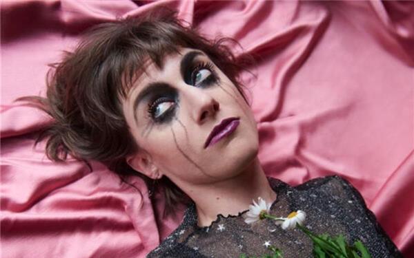 Herrenberg – Wären wir nicht alle gerne wieder 16 Jahre alt? Nein, nicht alle: Jane Mumford wär’s lieber nicht. Kaum verließ sie die Grundschule, bestand ihre Welt nur noch aus mühsamen Dingen wie: cool sein wollen, dazugehören müssen, mithalten zu versuchen, die große Liebe finden… und irgendwann muss ja auch noch was erreicht werden, bevor man stirbt. So viel zu tun. Vor lauter Überforderung verbrachte sie ihre Teenie-Jahre zurückgezogen als stepptanzende Gothic-Rockerin und fragt sich nun, ob sie je ganz aus diesem Teenie-Zustand herausgewachsen ist? Denn all die Selbstzweifel, der Weltschmerz und das „Overthinking“ verfolgen sie noch heute. Am Mittwochabend, 28. Januar, um 20 Uhr tritt Jane Mumford im Herrenberger Mauerwerk auf. gb/GB-Foto: Sabina Bösch