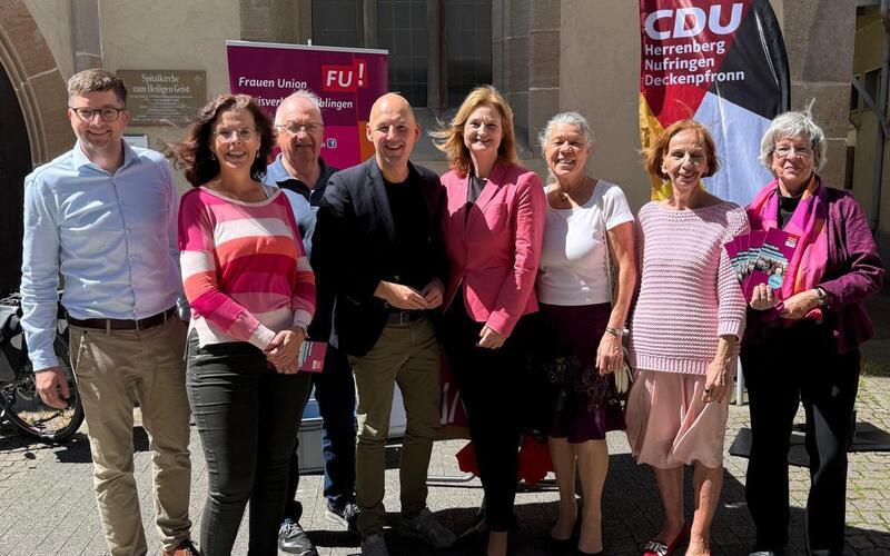 Herrenberg – „ Wo drückt der Schuh? – kommt vorbei und sprecht mit!“ Mit dieser offenen Einladung wandte sich die Frauen-Union an Passantinnen in der Herrenberger Innenstadt. Bei der Aktion „Mitreden. Wo drückt (frau) der Schuh?“ handelt es sich um eine landesweite Initiative der Frauen-Union der CDU. Ziel ist es, in Fußgängerzonen und auf Wochenmärkten direkt mit Bürgerinnen ins Gespräch zu kommen, um Alltagssorgen, Hürden und politische Anliegen sichtbar zu machen. Zu den Themen des Austauschs gehörten unter anderem Vereinbarkeit von Familie und Beruf, Kinderbetreuung und Pflege, Sicherheit und Schutz vor Gewalt gegen Frauen und politische Teilhabe und Repräsentanz von Frauen. „Probleme können besser angegangen werden, wenn man miteinander ins Gespräch kommt“, sagt die Landtagsabgeordnete Regina Dvořák-Vučetić, Kreisvorsitzende der CDU-Frauen-Union Böblingen. Unterstützt und begleitet wurde sie von zahlreichen engagierten Frauen, etwa Elke Staubach und Gabriele Hüttenberger. Auch der Landtagsabgeordnete Albrecht Stickel, CDU-Fraktionsvorsitzender in Herrenberg, sowie der Bundestagsabgeordnete Marc Biadacz nutzten die Gelegenheit, um ins Gespräch zu kommen. gb/GB-Foto
