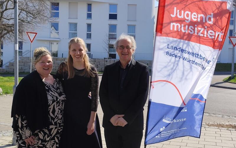 Herrenberg – Zwei Solisten und eine Kammermusikbesetzung stellten sich beim Landeswettbewerb „Jugend musiziert“der Herausforderung und erzielten dank ihrer herausragenden Leistungen sehr gute Ergebnisse. Die Solistin Celina Schiffer (Gesang) sowie Ruben Dan (Violine/Kammermusik) qualifizierten sich für den Bundeswettbewerb im Mai in München und Regensburg. Die Ergebnisse im Einzelnen: In der Solowertung Gesang errangen Celina Schiffer und Julius Vogel, beide in der Klasse von Cordelia Hanus, den ersten Preis. In der Wertung Kammermusik für Streichinstrumente – Violine und Violoncello errang Ruben Dan (Violine), in der Klasse von Hrayr Atshemyan, den ersten Preis. Als Gast war Benedict Dan (Violoncello) mit dabei. Musikschulleiterin Ulrike Goldau gratuliert den Schülerinnen und Schülern sowie den Lehrkräften Cordelia Hanus und Hrayr Atshemyan. Ebenso beglückwünscht sie die Eltern, ohne deren Unterstützung diese Leistung nicht möglich wäre. gb/GB-Foto: Musikschule