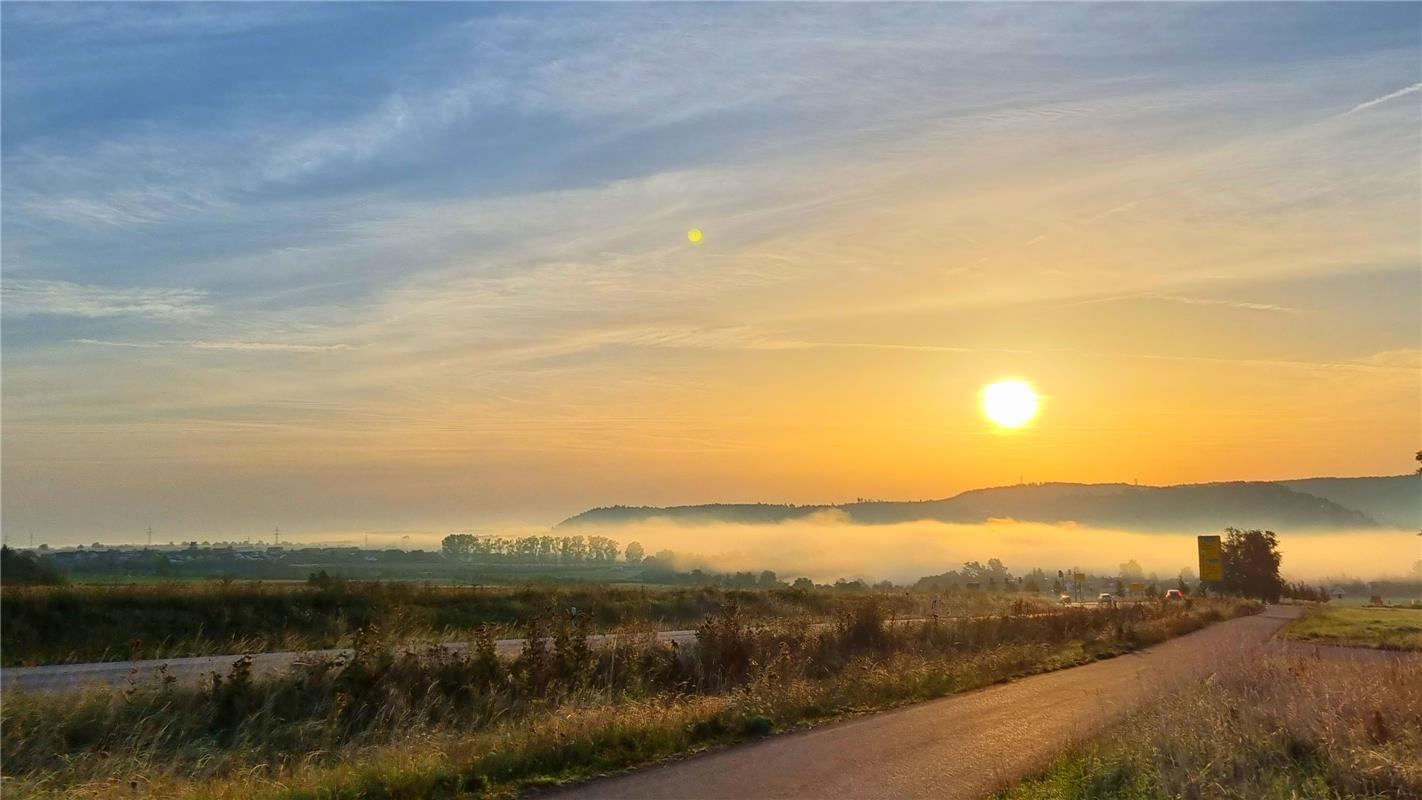 Herrenberg bei Sonnenaufgang in Nebel eingehüllt.  Von Gabi Brenner aus Herrenbe...