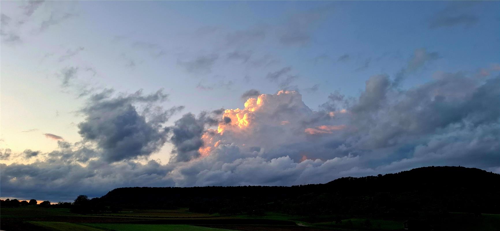 Herrenberg leuchtet! Als würden die Herrenberger die Wolken über dem Schönbuch e...