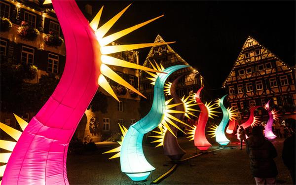 Herrenberg leuchtet: Auf dem Marktplatz winden sich die „Spikes“ von Peter Grosz.