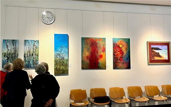 Herrenberg/Bad Cannstatt – Mit knapp 20 Mitgliedern stattet der Herrenberger Kunstverein derzeit dem Kunsthöfle Bad Cannstatt einen Gegenbesuch ab: Unter dem Ausstellungstitel „Illusion“ entfaltet sich eine fantasievolle, trügerische oder verträumte Welt. In ihrer Einführung zur Vernissage im Cannstatter Amtsgericht machte die Herrenberger Kunstvereins-Vorsitzende Cindy Ponto Lust auf eine lebendige Auseinandersetzung mit den Bildern und Installationen. Bis Samstag, 17. Mai, sind die Werke noch im Foyer im Amtsgericht Bad Cannstatt zu betrachten.