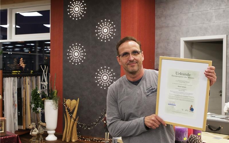 Bislang mehr Strom eingespeist als eingekauft Herrenberger Energiesparer des Monats:Rene Talmonvor seinerLED Tapete GB-Foto: Bäuerle