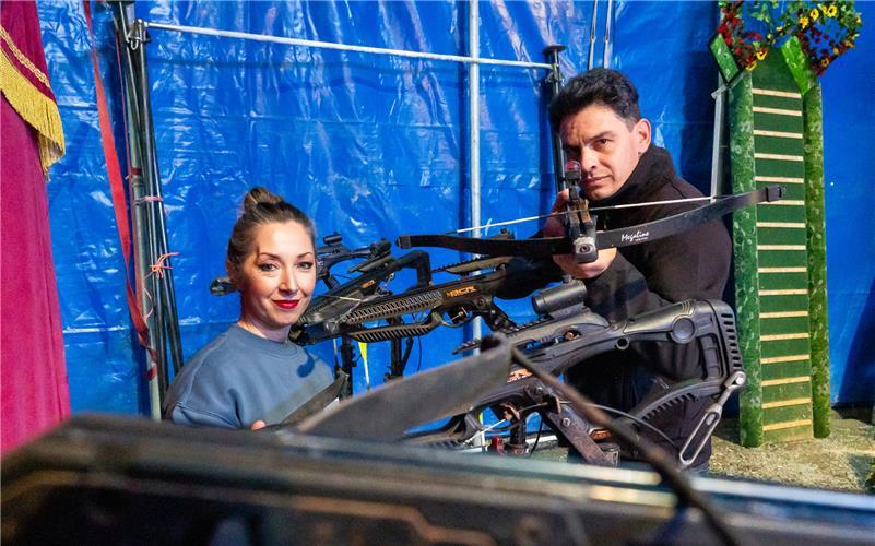 Herrenberger Weihnachtscircus: Jennifer und Sergio Silva bei ihrem Armbrust-Akt. GB-Foto: Vecsey