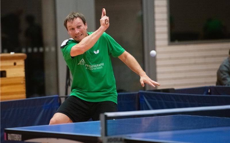 Herrenbergers Spitzenkraft Alexander Frank schlug im Einzel den Ergenzinger Moritz Schulz in fünf umkämpften Sätzen.GB- Foto: Schmidt