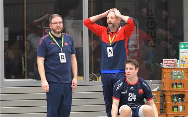 Herrenbergs Co-Trainer Christian Dürner schlägt die Hände über dem Kopf zusammen. Chefcoach Jörg Ebermann (links) ist die Fassungslosigkeit anzusehen. GB-Foto: Gebhardt