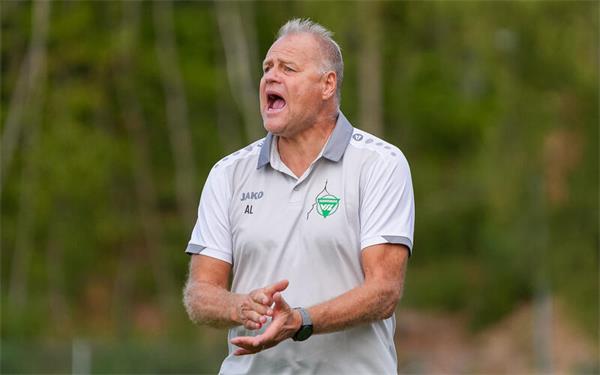 Herrenbergs Coach Achim Leber war mit der Leistung seiner Mannschaft am Sonntag in Stuttgart nicht zufrieden. GB-Foto: Eibner/Daniele La Rocca
