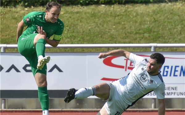 Herrenbergs Kapitän Tobias Lutz (links) und sein Team wehrten sich nach Kräften gegen die SF Gechingen, zogen aber den Kürzeren. GB-Foto: Vecsey