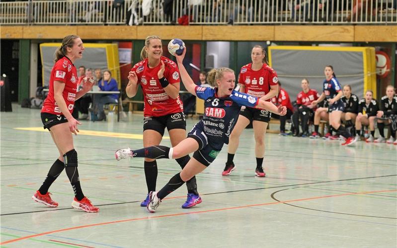 Trainer wünscht sich „mehr taktische Disziplin“ Herrenbergs Kreisläuferin Aylin Bok (am Ball) setzt sich gegen Kim Land (links) und Evelyn Schulz durch GB-Foto: Baur/Eibner