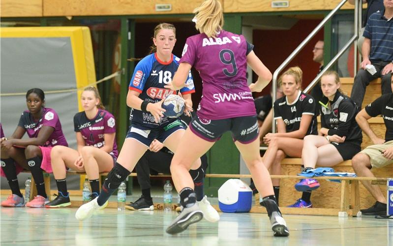 Die Tussies machen es deutlich gegen die Kuties Herrenbergs Lea Neubrander (Nr. 18) versucht, Patricia Kovacs im direkten Duell auszutanzen GB-Foto: Eibner