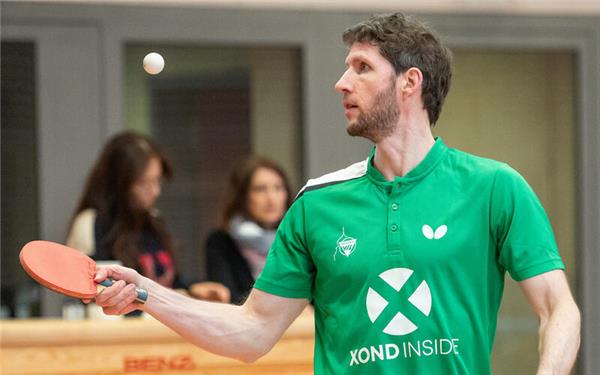 Herrenbergs Martin Blume musste sich nach 0:2-Rückstand noch mächtig strecken. GB-Foto: Vecsey