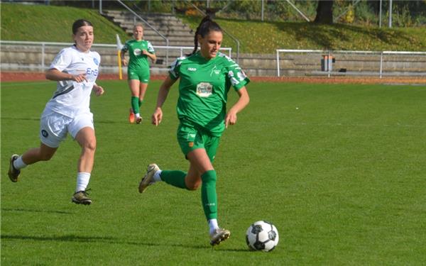 Herrenbergs Mittelfeldmotor Christina Riechers (rechts) trieb ihr Team nach dem Seitenwechsel trotz eines 0:2-Rückstands gegen den Karlsruher SC unentwegt an, ein Torerfolg war aber weder ihr noch ihren Mitspielerinnen vergönnt. GB-Foto: Zvizdiç