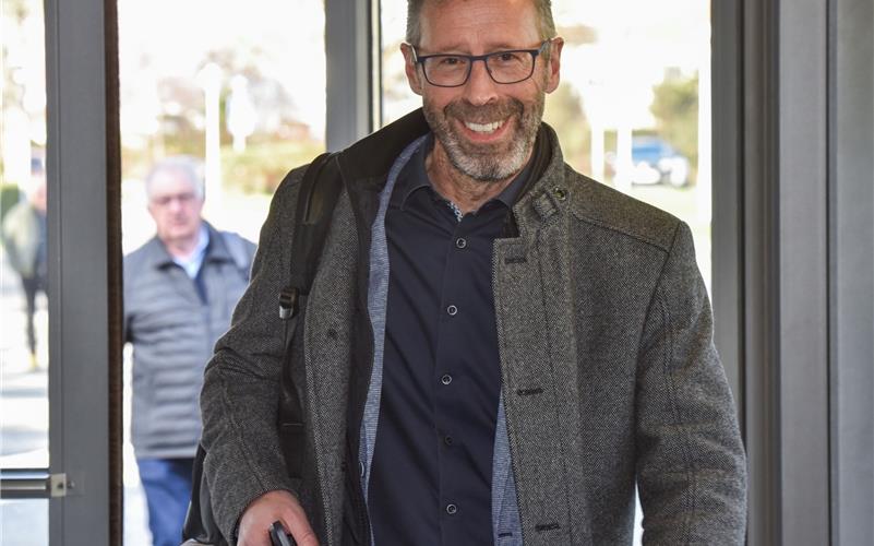 Herrenbergs OB Thomas Sprißler tritt bei Wahl des Stadtoberhaupts im Dezember nicht mehr an. Herrenbergs OB Thomas Sprißler gestern Abend beim Betreten der Stadthalle, wo der Herrenberger Gemeinderat tagt.GB-Foto: Vecsey