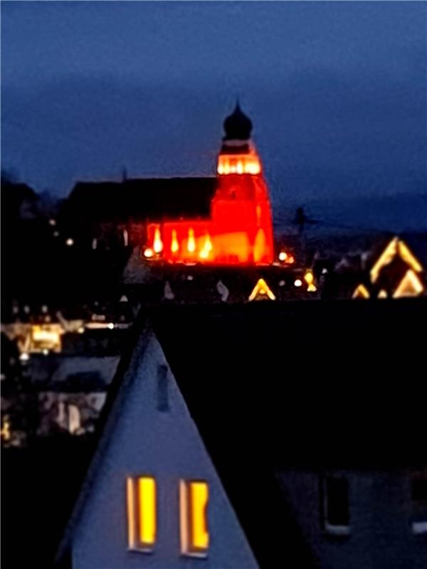 Herrenbergs Stiftskirche im Glanze der Scheinwerfer, hochgealden von Günter Span...