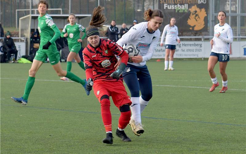 Herrenbergs Torfrau Ann-Cathrin Maurer (rot) musste immer wieder retten. GB-Foto: Holom