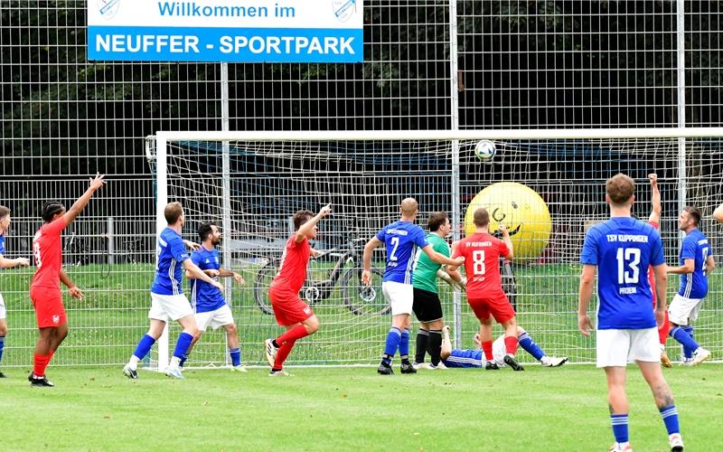 Heute Abend wird im Neuffer-Sportpark in Kuppingen kein Pokalspiel stattfinden, der Platz ist nach den Regenfällen der vergangenen Tage als unbespielbar eingestuft worden. Foto: Holom