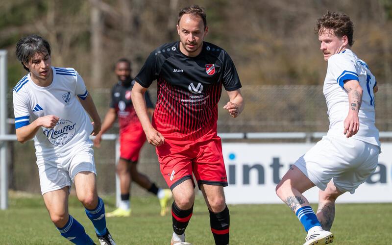 Hier bekommt Gültsteins Spielertrainer Tobias Lutz Geleitschutz von den Kuppingern Valentino Anke (links) und Nick Prokein.n GB-Foto: Vecsey