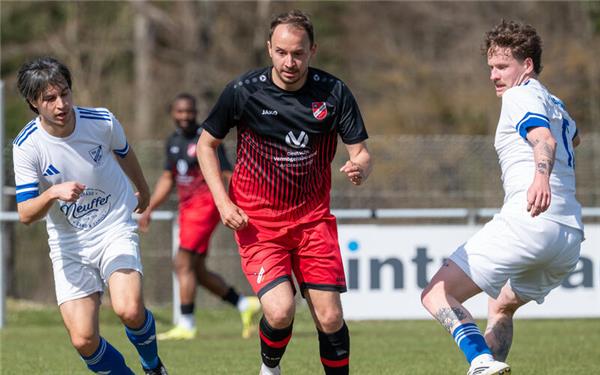 Hier bekommt Gültsteins Spielertrainer Tobias Lutz Geleitschutz von den Kuppingern Valentino Anke (links) und Nick Prokein.n GB-Foto: Vecsey