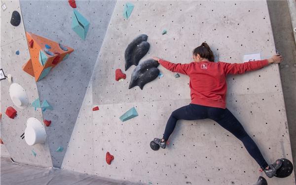 Hier eine Aufnahme von einem Jedermann-Wettbewerb an der Außenboulderwand im Rox, der Jugendwettbewerb ist aber an der Indoor-Boulderfläche. GB-Foto: Vecsey