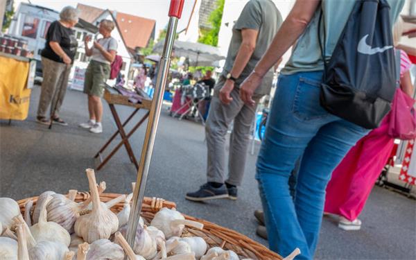 Hier gibt es fast alles (gesehen gestern beim Entringer Krämermarkt)GB-Foto: Vecsey