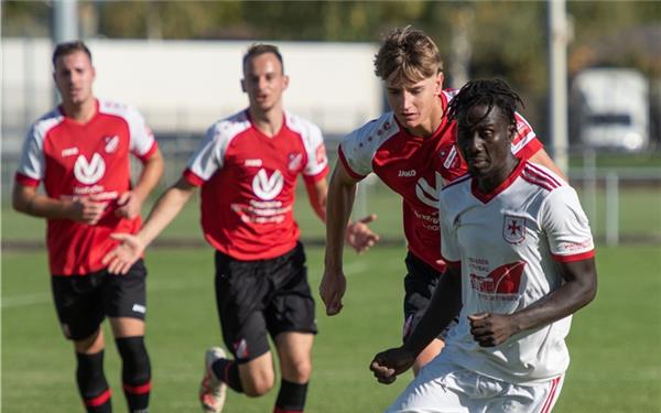 Hier hat der FCU noch Oberwasser: Sainey Faye (re.) schüttelt seineGegenspieler ab.GB-Foto: Vecsey