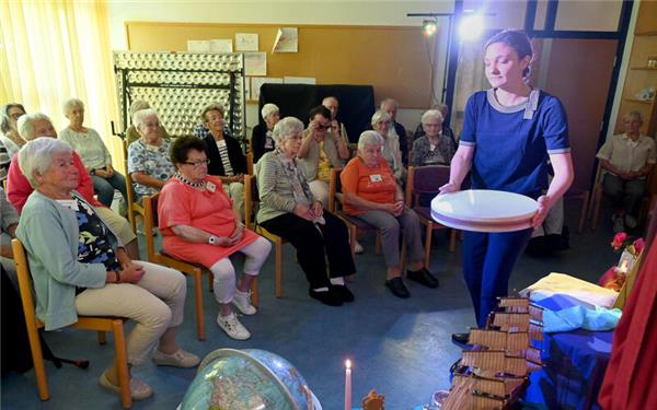 Hier ist ein Programmpunkt mit Erzählerin Isabelle Gotschlich zu sehen. GB-Foto: Holom