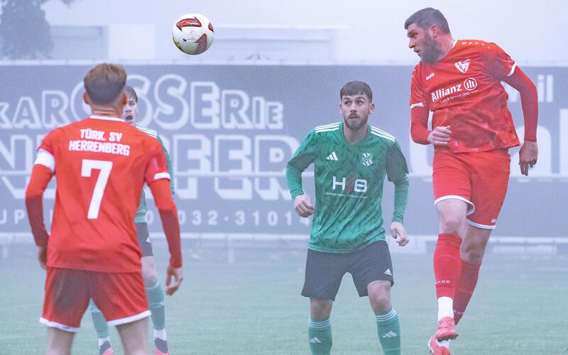 Hier köpft Can Miftar (rechts, Türk. SV Herrenberg) den Ball aufs gegnerische Tor. GB-Foto: Vecsey